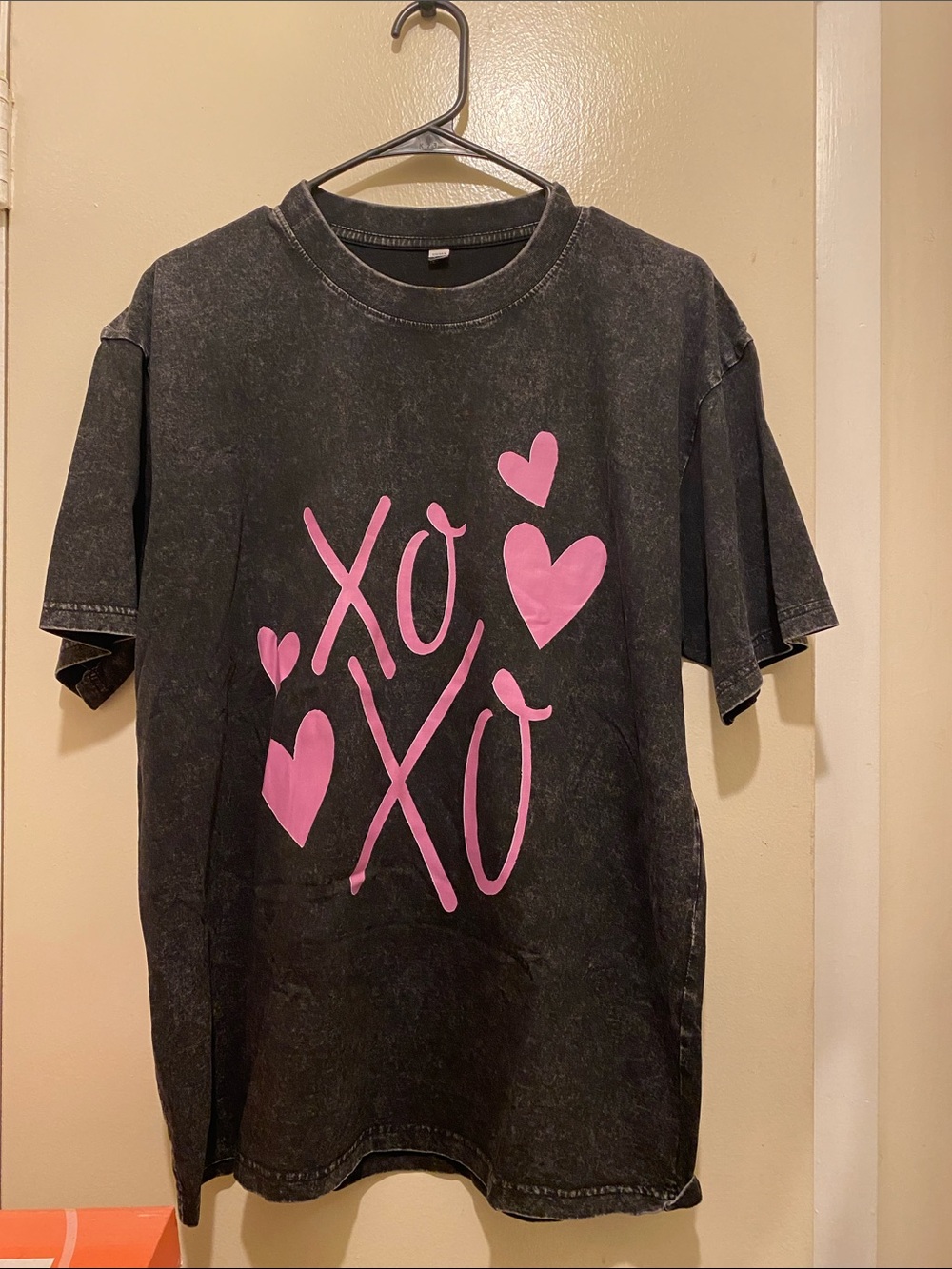 XOXO Cracking Detail Graphic SZ Large T-Shirt (C)